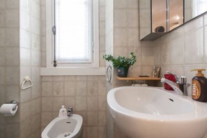 Shower, towels - GuestHost - Renovated two-room apartment C.so Simplon & Cenisio! (Milano)
