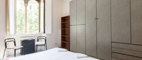 1 habitación, tabla de planchar con plancha, wifi y ropa de cama