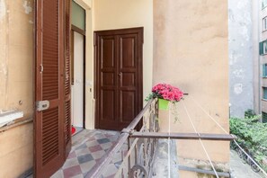 Exterior detail - Renovated two-room apartment C. so Sempione & Cenisio! (Milano)