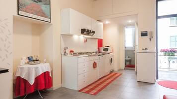 Kühlschrank, Mikrowelle, Herdplatte, Wasserkocher