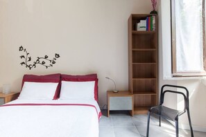 1 dormitori, planxa i posts de planxar, wifi i roba de llit