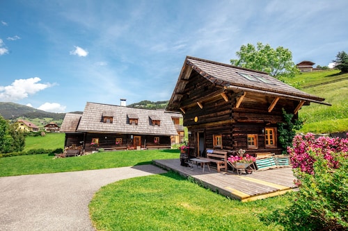 Urige Berghütte mit Gartensauna und Gratis-WLAN - 10 Minuten ins Skizentrum