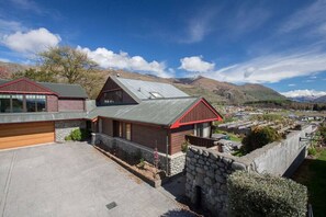Exterior - Bullock Creek Chalet · Lake & mountain views (Wanaka)
