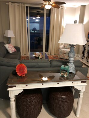 Smart TV, reproductor de DVD, libros y estéreo 