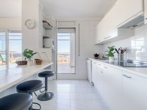 Kühlschrank, Mikrowelle, Geschirrspüler, Kochgeschirr/Geschirr/Besteck