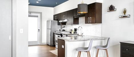 Réfrigérateur, micro-ondes, four, plaque de cuisson