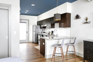 Réfrigérateur, four à micro-ondes, un four, surface de cuisson