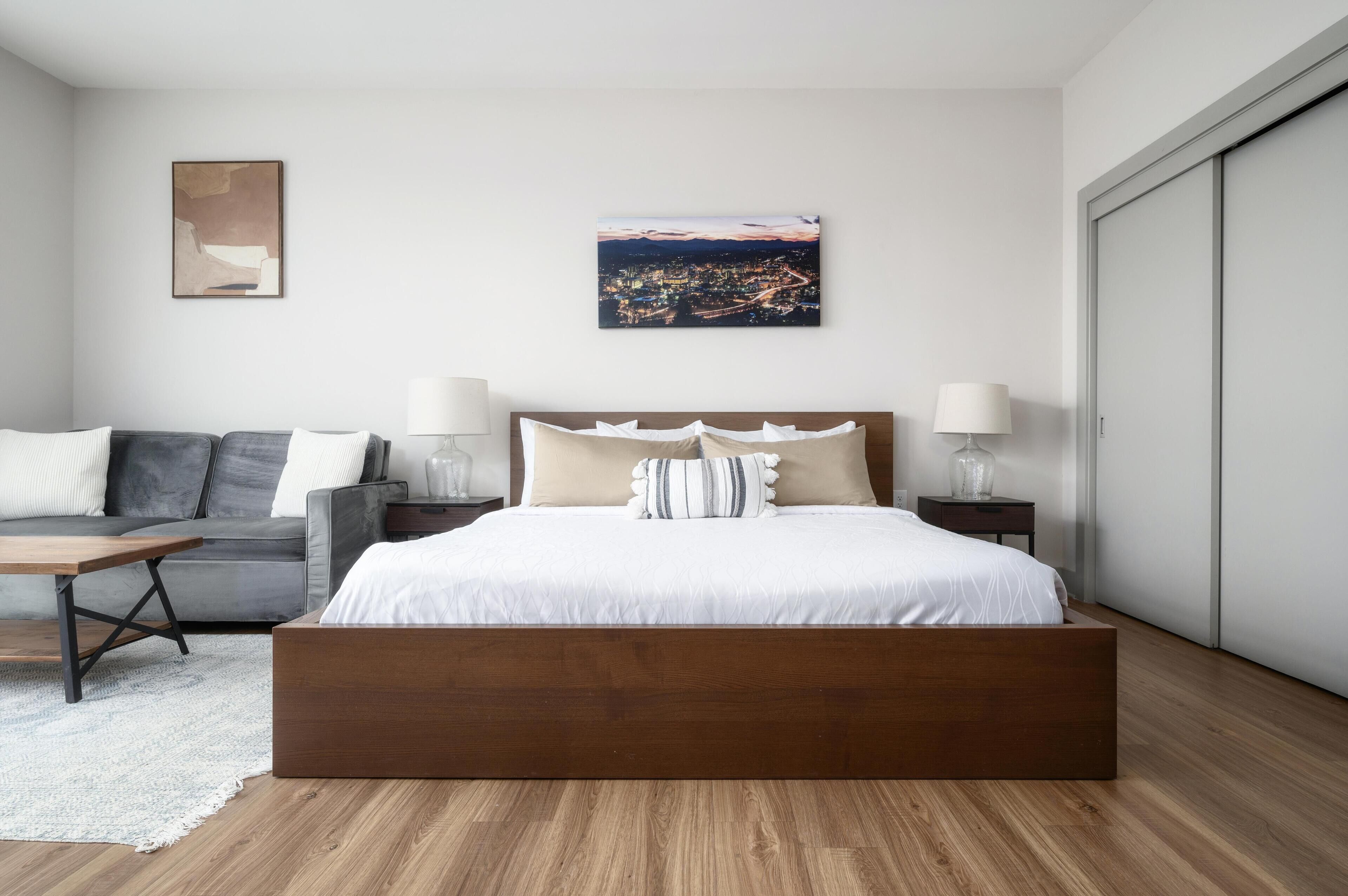 Een strijkplank/strijkijzer, gratis wifi, beddengoed