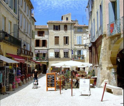 Gite for 2 under the oak trees, bike hire and swimming pool