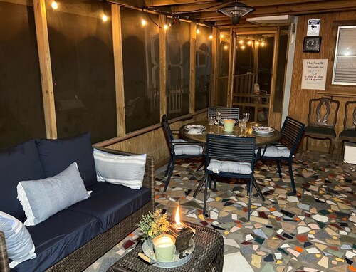 Coastal Comfort 1 mile from the beach and downtown. HOT TUB and outdoor dining.