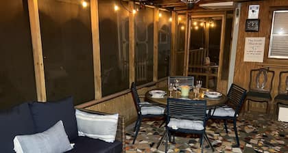 Coastal Comfort 1 mile from the beach and downtown. HOT TUB and outdoor dining.