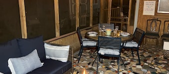 Coastal Comfort 1 mile from the beach and downtown. HOT TUB and outdoor dining.