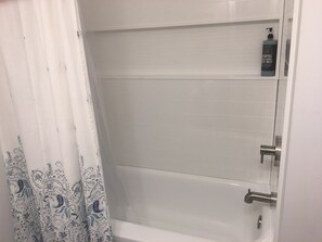 Suihkun ja ammeen yhdistelmä, hiustenkuivaaja, pyyhkeet, saippua