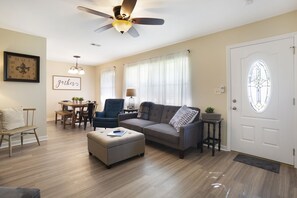 Smart TV, DVD player, books - Coastal Comfort 1 mile  from the beach and downtown. HOT TUB and outdoor dining. (Ocean Springs)