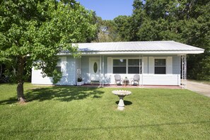 Terrace/patio - Coastal Comfort 1 mile  from the beach and downtown. HOT TUB and outdoor dining. (Ocean Springs)