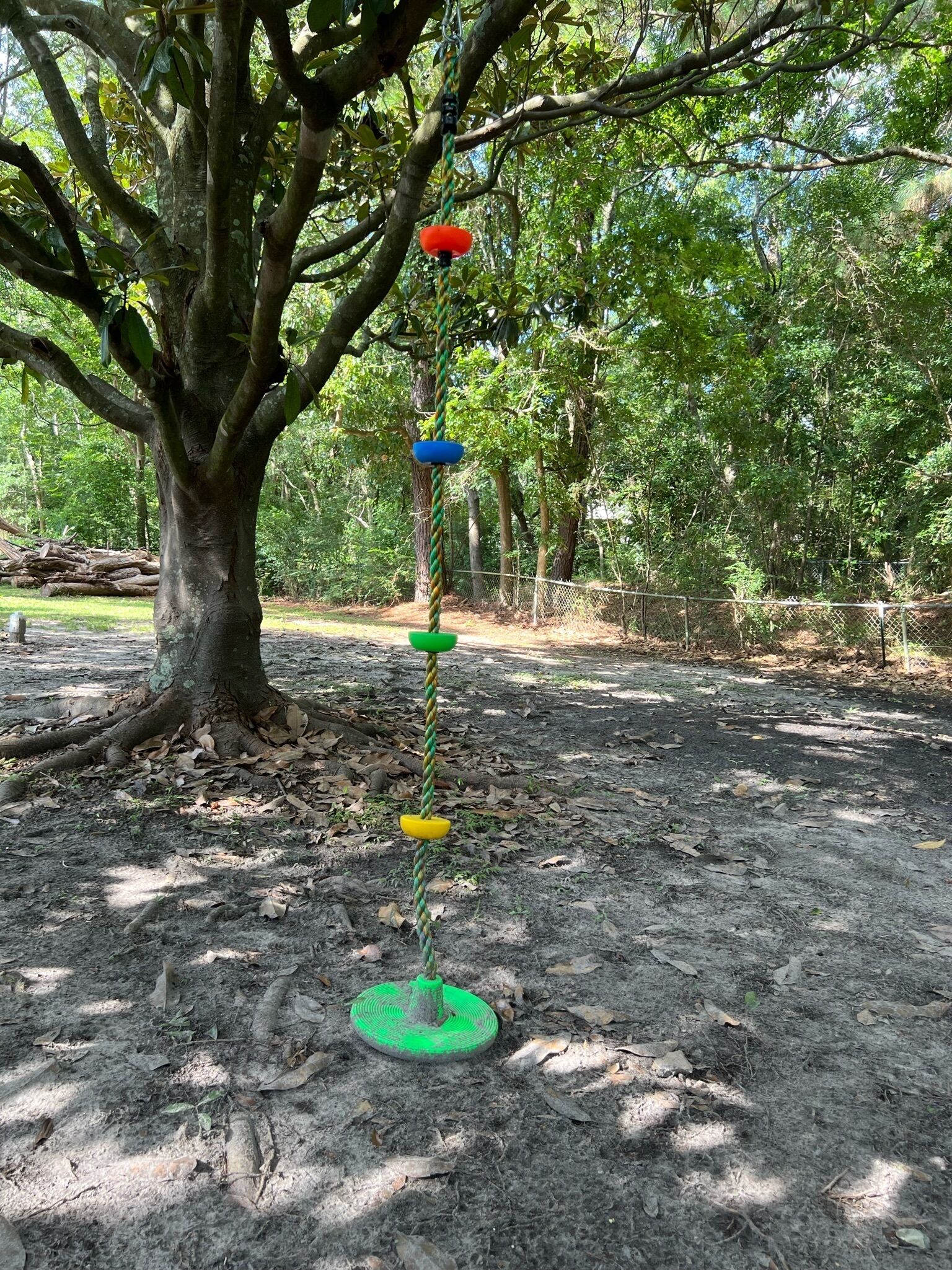 Een speelplaats met een schommel en een klimstructuur.