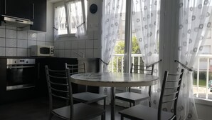 Kaffetrakter/tekoker, kjøleskap, mikrobølgeovn og ovn