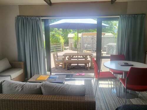 Peaceful bach close to the lake, in the heart of Kinloch