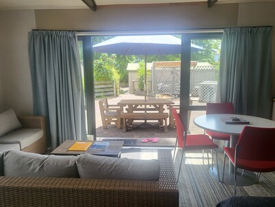 Peaceful bach close to the lake, in the heart of Kinloch