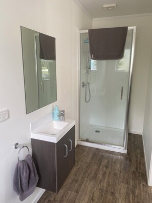 Dusj, håndklær, såpe og toalettpapir