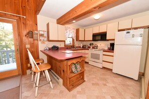 Fridge, microwave, oven, stovetop - Beautiful Waterfront Home w/ Canoe & 1 Person Kayak. Close to North Conway (Madison)