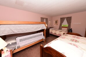 3 bedrooms, free WiFi - Beautiful Waterfront Home w/ Canoe & 1 Person Kayak. Close to North Conway (Madison)