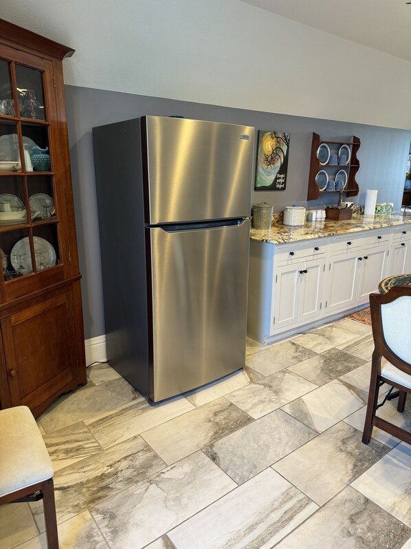 Kitchen full refrigerator/freezer