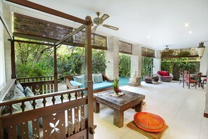 Villa, 2 chambres | Coin séjour | Télévision à écran plat de 32 pouces avec chaînes par câble, télévision