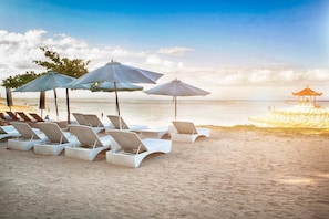 Nära stranden, vit sandstrand, cabanor (tilläggsavgift) och solstolar