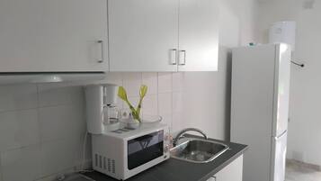 Mikroaaltouuni, keittoastiat/astiat/ruokailuvälineet