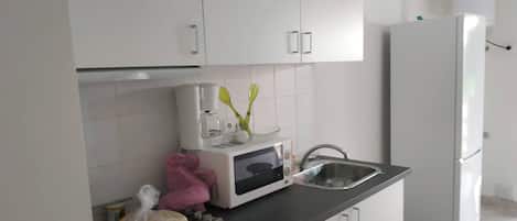 Microwave, cookware/dishes/utensils