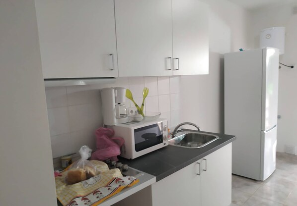 Microwave, cookware/dishes/utensils