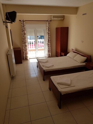 Standard Triple Room | Free WiFi, bed sheets - Villa Ana (Katerini)