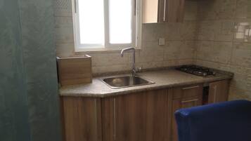 Jääkaappi, mikroaaltouuni, uuni, kahvin-/teenkeitin