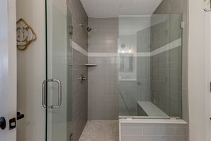 Combined shower/tub, towels