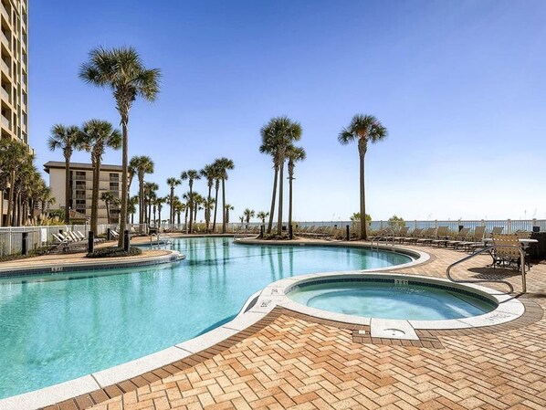 Een buitenzwembad, een verwarmd zwembad