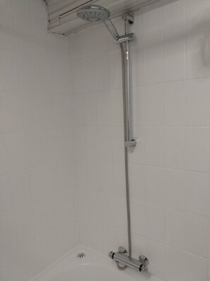 Shower, towels - A vacation house for a family/ group of 4 in Ghent (Gent)
