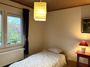 3 bedrooms, desk, travel cot, free WiFi - A vacation house for a family/ group of 4 in Ghent (Gent)