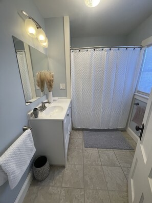 Kombinert dusj/badekar, hårføner, håndklær og såpe