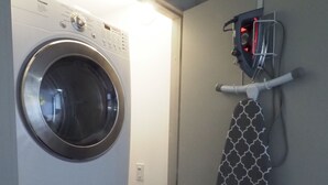 Une buanderie équipée de deux machines à laver à chargement frontal et d’un sèche-linge.