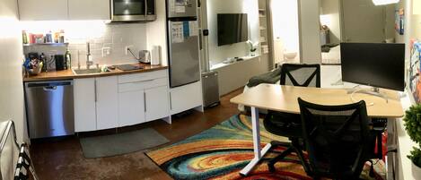 Kühlschrank, Mikrowelle, Herdplatte, Geschirrspüler