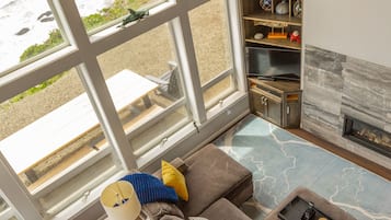 Cheminée, lecteur de DVD, livres, vidéothÚque