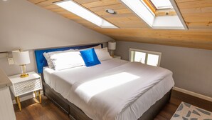 2 bedrooms, iron/ironing board, free WiFi, bed sheets - Lookout House - Romantic Luxury and Ocean Views (Gold Beach)