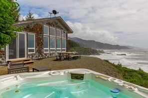 Una casa amb banyera hidromassatge i vistes a l'oceà.