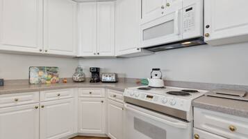 Kühlschrank, Mikrowelle, Wasserkocher mit Kaffee-/Teezubehör, Toaster