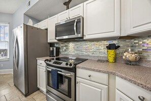 Refrigerador, microondas, cafetera y tetera y tostadora 