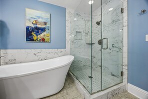 Een douche, handdoeken