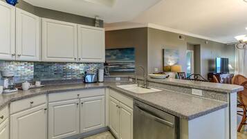 Kühlschrank, Mikrowelle, Wasserkocher mit Kaffee-/Teezubehör, Toaster