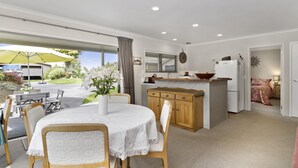 Un espacio habitable compacto con comedor, cocina y dormitorio.