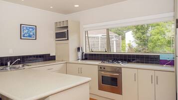 Een koelkast, een magnetron, een oven, een vaatwasser